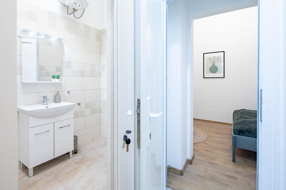 Central - New - Comfy Ac Studio Budapeszt Zewnętrze zdjęcie