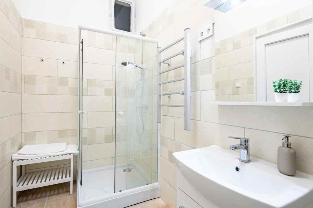 Central - New - Comfy Ac Studio Budapeszt Zewnętrze zdjęcie